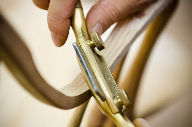 Elia Bizzarri using a LIe-Nielsen spokeshave to shape the arm of a Windsor Chair