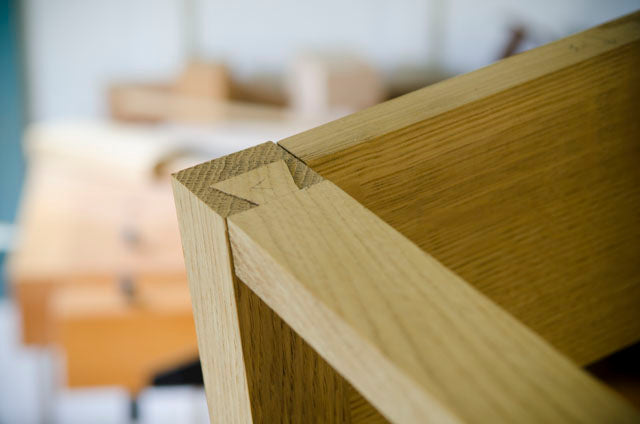 lap dovetail leg of a Shaker end table in figured white oak with ammonia fuming for woodworking plans