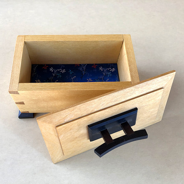 Woodworking class make a dovetail memento box with lid